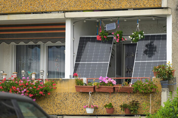 Solarmodule eines Balkonkraftwerkes hochkant gestellt