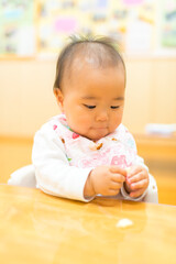 Naklejka premium おやつを食べる赤ちゃん