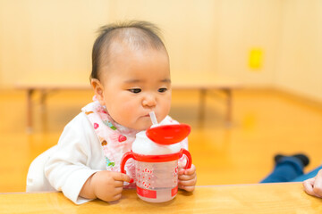 水を飲む赤ちゃん