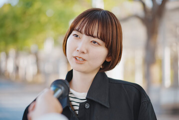 街頭インタビューを受ける女性