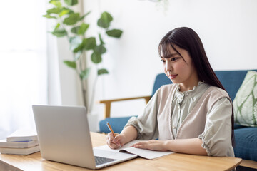 オンライン授業を受けている女性