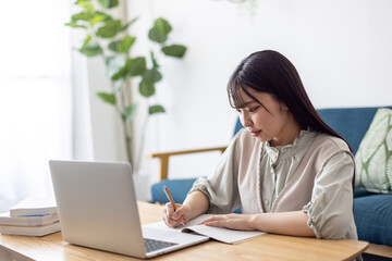 オンライン授業を受けている女性