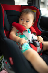 チャイルドシートに座る赤ちゃん