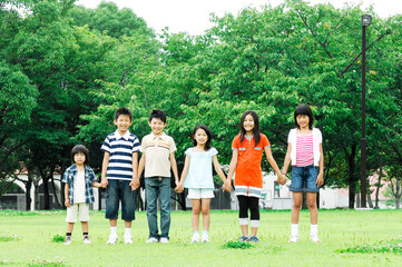 手をつないで立つ子供たち