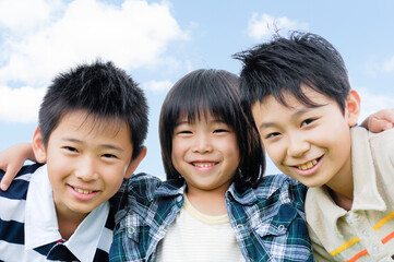 肩を組んで笑顔の男の子3人