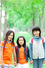 ランドセルを背負った女の子3人