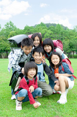 Obraz premium ランドセルを背負って集まる子供たち