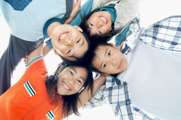 スクラムを組む子供たち