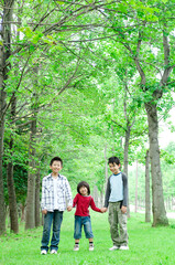 Obraz premium 手をつないで立つ男の子３人