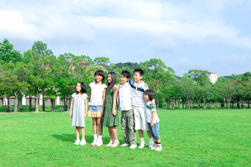 並んで遠くを眺める子供たち