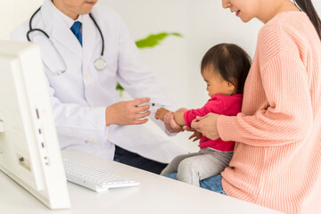 Obraz premium 病院で注射をうける子供