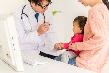 Obraz premium 病院で注射をうける子供