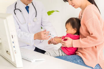 病院で注射をうける子供