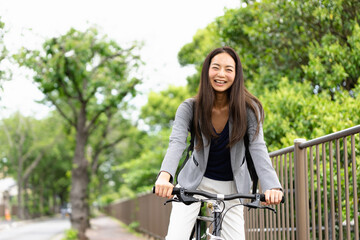 笑顔で自転車通勤する女性