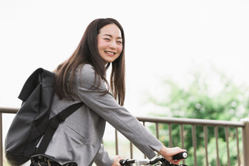 笑顔で自転車通勤する女性