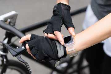 Obraz premium 手元のスマートウォッチを操作する女性・ボティパーツ