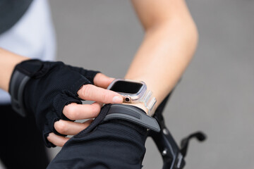 手元のスマートウォッチを操作する女性・ボティパーツ