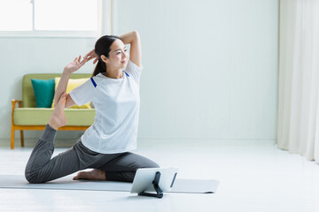 女性のおうちフィットネスのイメージ