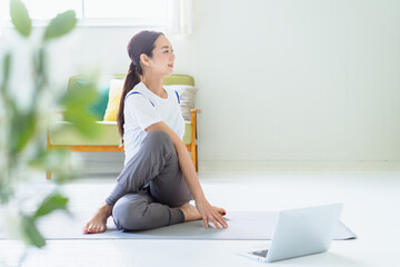女性のおうちフィットネスのイメージ