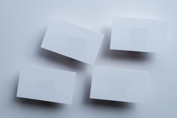 並んでいる白いカード