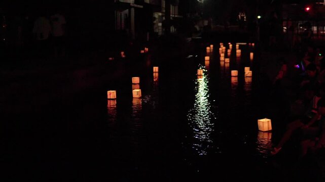 夜の灯籠流し
