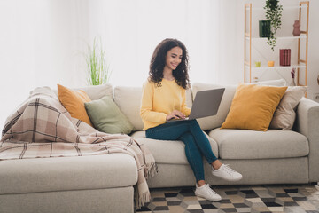 Obraz premium Photo portrait of wavy hair young girl sitting and working from home using her laptop develop software app indoors living room apartment