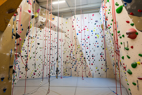 Bunte Kletterw&auml;nde in einer Indoor-Kletterhalle