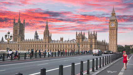 Big Ben em Londre, Reino Unido. Dia ensolarado com cores dramáticas e enfaze no vermelho. 