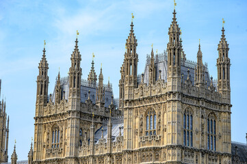 Fototapeta premium Big Ben em Londre, Reino Unido. Dia ensolarado com cores dramáticas e enfaze no vermelho. 