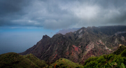 Paisaje Montañoso de Anaga en Tenerife bajo un Cielo Nublado