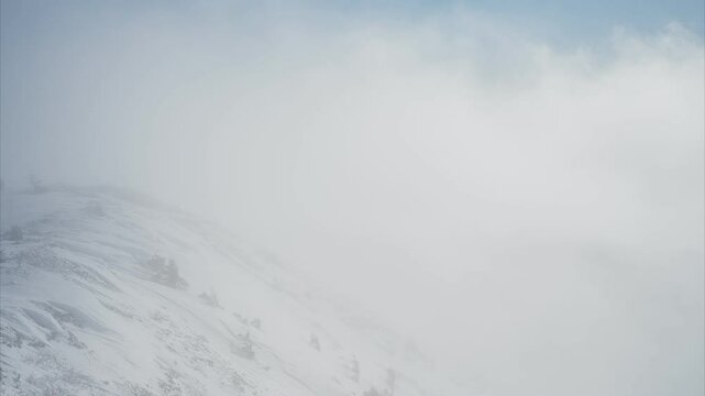 霧が晴れて姿を見せた冬の乗鞍岳