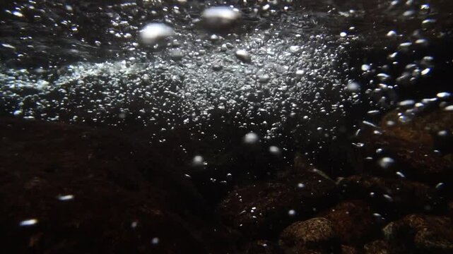 泡立つ渓流の水中映像　スローモーション
