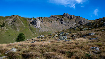 Paysage de montagne au dessus du village de Saint-Dalmas-de-Valdeblore dans le massif du Mercantour en &eacute;t&eacute; en France