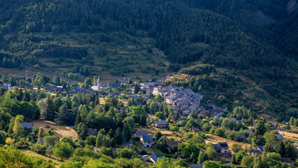 Paysage de montagne avec le village pittoresque de Saint-Dalmas-de-Valdeblore dans le massif du Mercantour en &eacute;t&eacute; en France