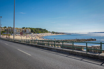 Oeiras em dias de Verão, vista parcial da Praia de Santo Amaro.