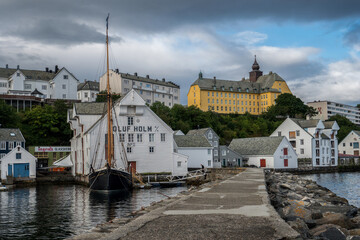 Obraz premium View of sailing ships in the harbor of Ålesund in Norway.