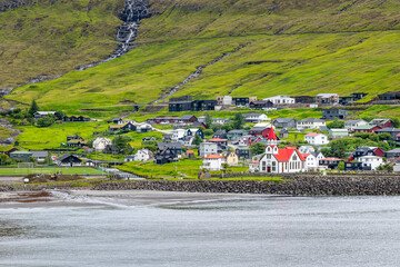 Sandavags kirkja, iglesia en Sandavagur en la isla de Vagar. Pequeño pueblo situado en la ladera...