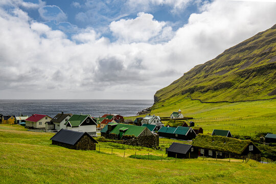 Dalur : villa asentada en un valle  en el sur de la isla de sandoy, Islas Feroe., Dnamarca.. Dalur significa valle en faroese