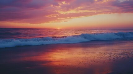 Naklejka premium A tranquil sunset over the ocean, with gentle waves reflecting golden hues and a calm atmosphere, perfect for relaxation and inspiration.