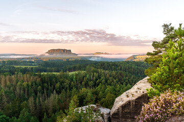 Zum Sonnenaufgang in der Sächsischen Schweiz (Sachsen, Deutschland). Ausblick vom Gamrig (Rathen)...