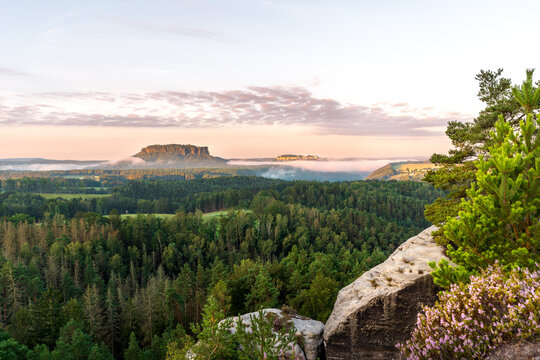 Zum Sonnenaufgang in der S&auml;chsischen Schweiz (Sachsen, Deutschland). Ausblick vom Gamrig (Rathen) - Nebel h&uuml;llt sich um den Lilienstein und die Festung K&ouml;nigstein.