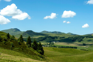 Naklejka premium Vue sur les Monts Dore et le Massif du Sancy dans le Parc Naturel Regional des Volcans d'Auvergne. Puy de Dome;Auvergne-Rhone-Alpes. France