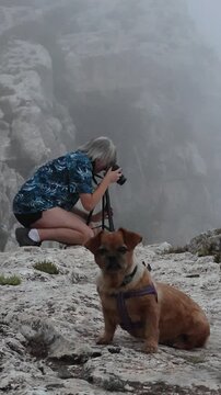 Fotografiando en el barranco del Cint con niebla y la perrita mira a c&aacute;mara, Alcoy, Espa&ntilde;a