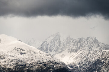 Obraz premium snowy landscape with snow-covered mountains along the road from Alta to Tromsoe, Norway