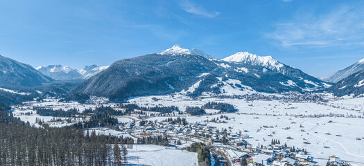Der Wintersportort Ehrwald in der Tiroler Zugspitz Region im Luftbild