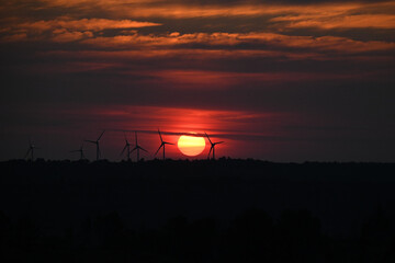 Coucher de soleil sur les &eacute;oliennes