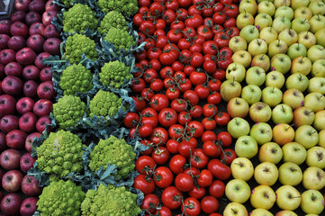 Verdure esposte . Carciofi, limoni, melanzane, aglio, cipolle, pomodori, funghi, arance, cachi, carote, mele, broccoli, patate