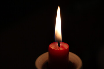świeczka z czarnym tłem
