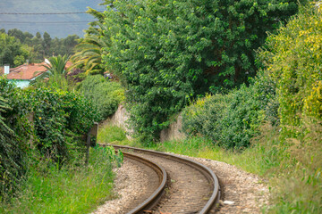 vias del tren que pasan por Poo, en llanes, Cantabria, España.
