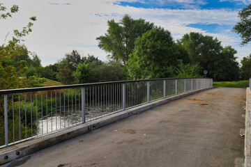 Impressionen am Radweg zwischen Schkeuditz und Raßnitz,  Brücke über den Fluss Weiße Elster, Saalekreis, Sachsen Anhalt, Deutschland